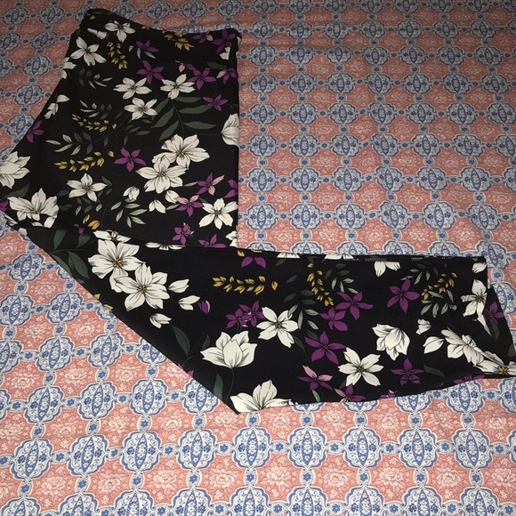 Beautiful multi color floral Calvin Klein Capri pants (XL) - Picture 3 of 8